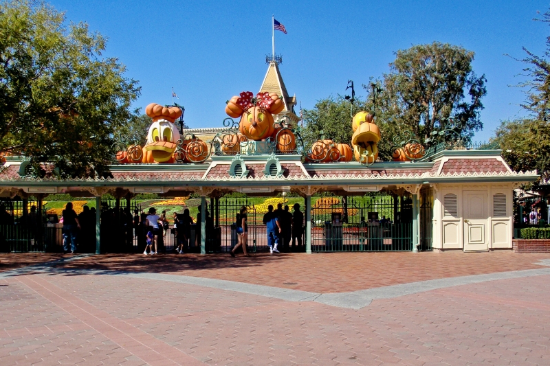 Disney2009 044.jpg - Disneyland gates Halloween decorations